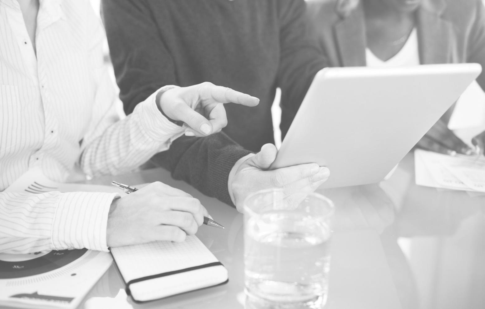 Estudiantes aprendiendo conceptos financieros en ambiente colaborativo